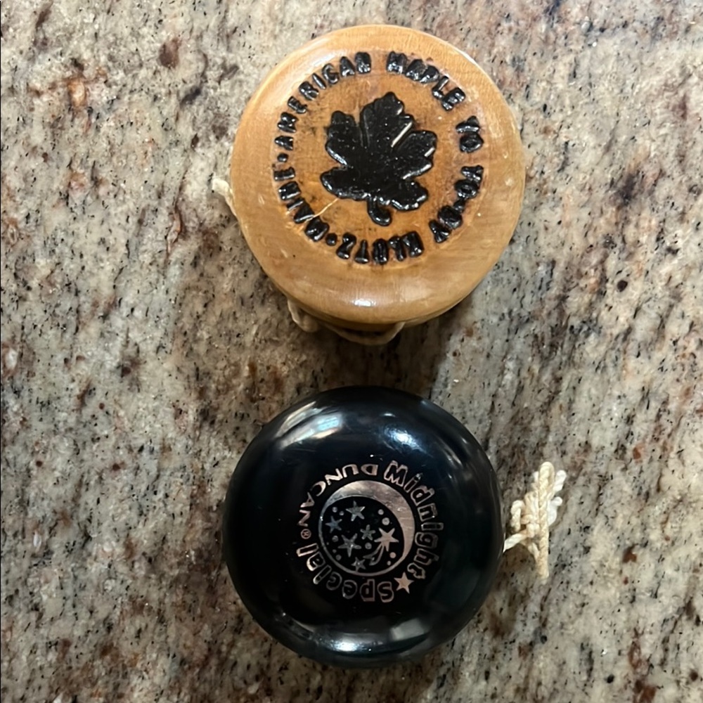 VINTAGE Maple Leaf and Midnight Special Yo-Yo Set